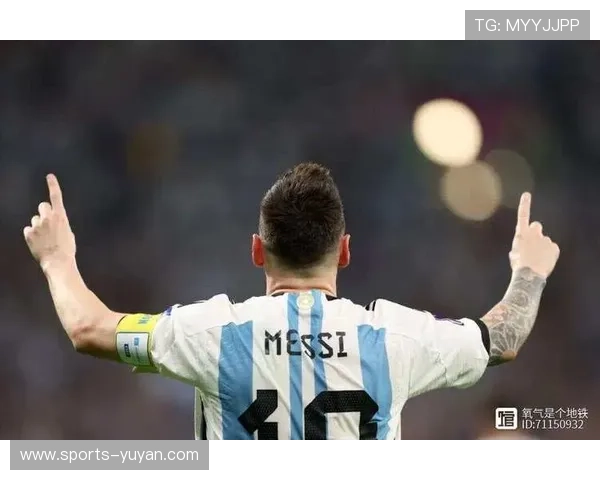 《梅西奔跑在绿茵场上，C罗梦想照亮每一场比赛的夜空》