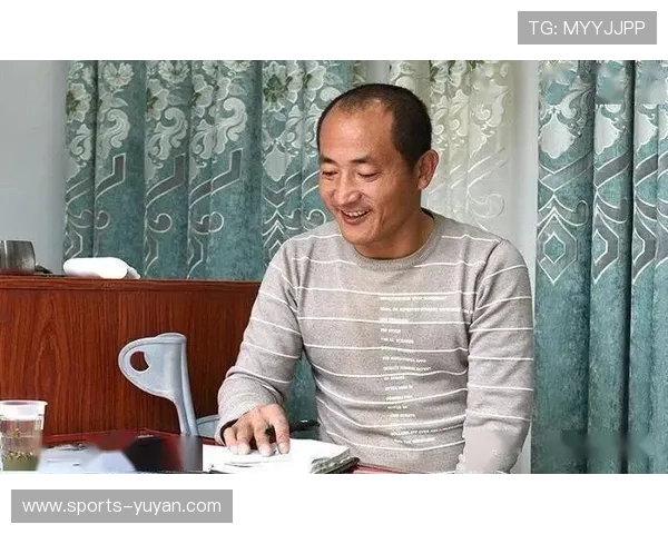 从贫困中崛起的足球传奇人物他的奋斗历程与不屈精神