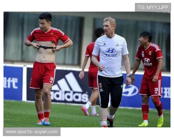 主持人挑战足球球星技能赛究竟谁能胜出揭秘幕后训练与激烈对决