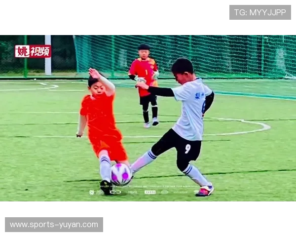 足球明星亲临赛场为儿子加油助威 展现父子情深与运动激情