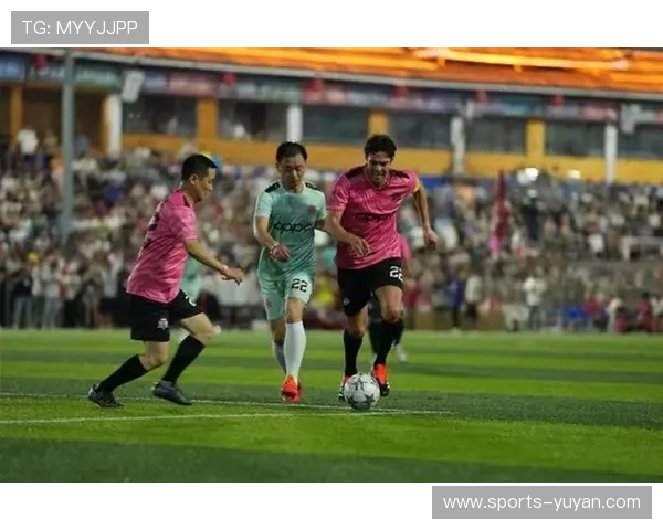 足球球星与小球迷互动的温暖瞬间展现了体育精神与关爱的力量